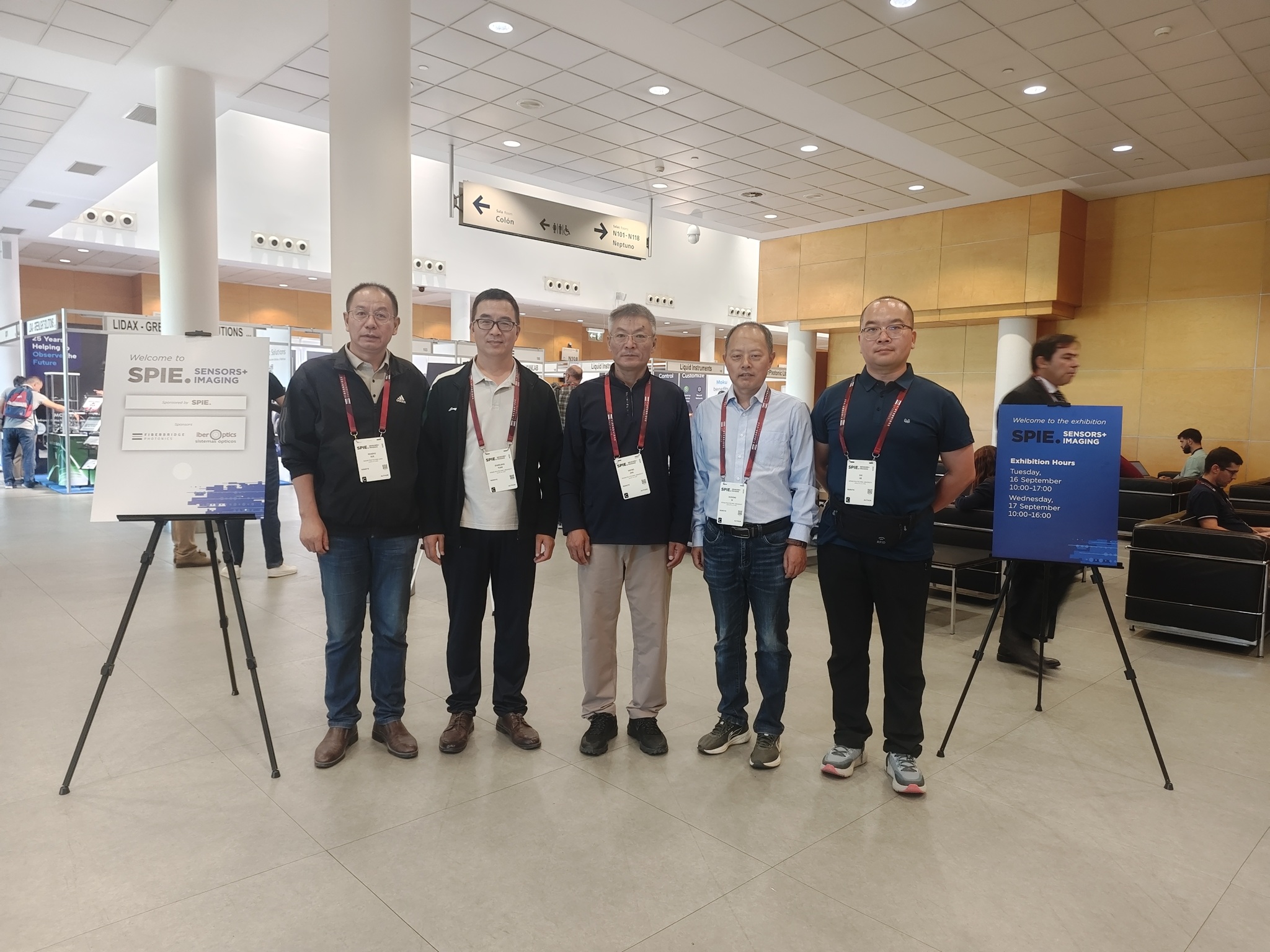 无码教师赴西班牙参加国际光学与...